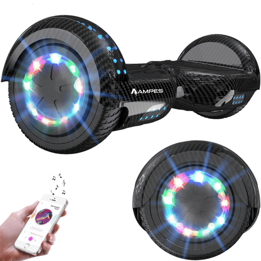 Ampes Hoverboard Carbon – Schrägansicht mit LED-Rädern und Smartphone